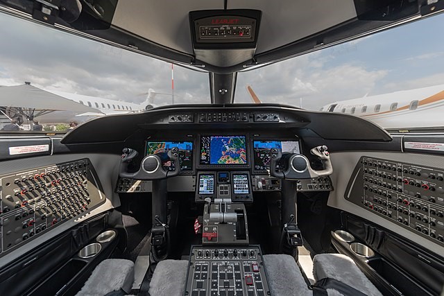 Cockpit experience trainer | source :Wikimedia.org